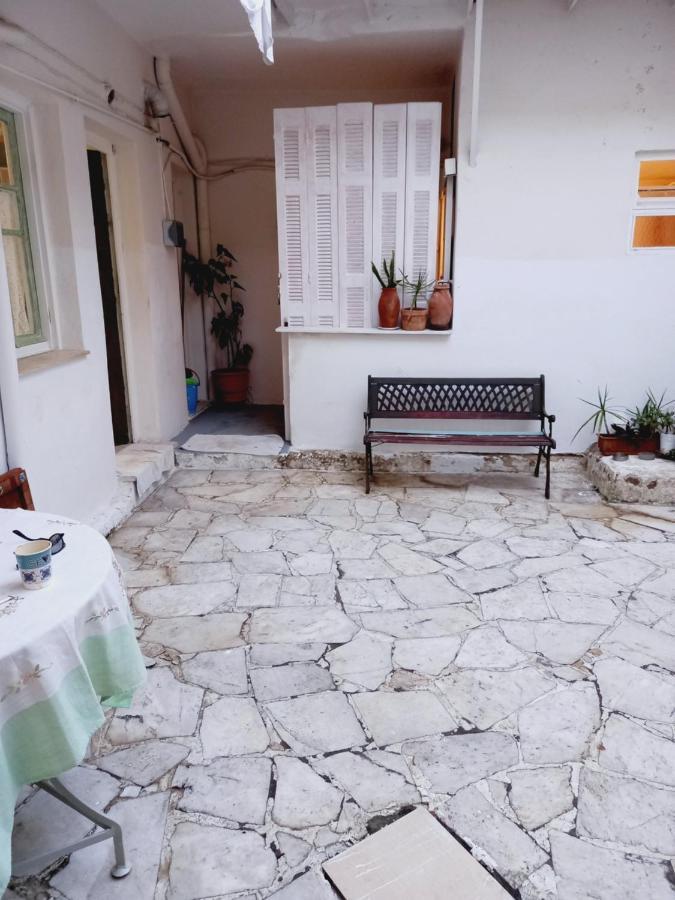 Στην Αυλή Της Ράχης Leilighet Kalamáta Eksteriør bilde