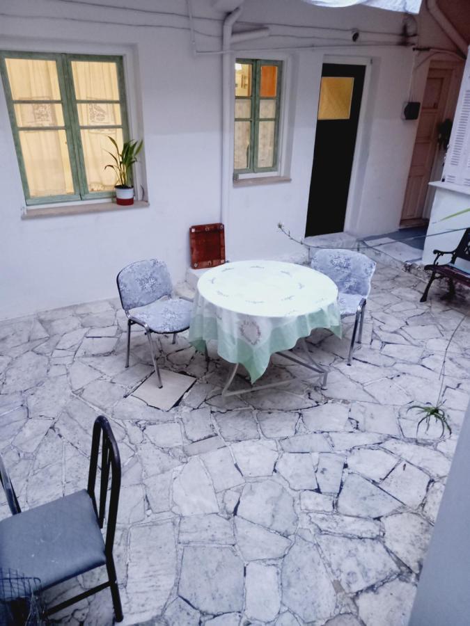 Στην Αυλή Της Ράχης Leilighet Kalamáta Eksteriør bilde